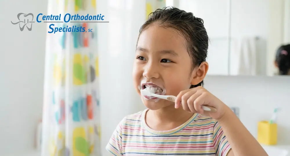 kid is brushing teeth